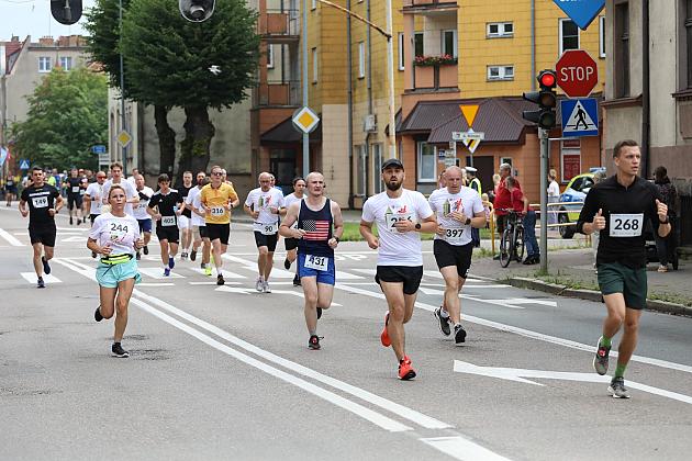 Biegacze startujący w Biegu Jakubowym na ulicach miasta.