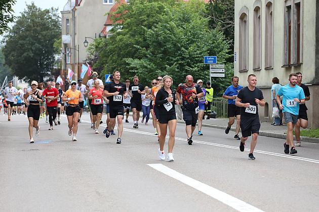 Grupa biegaczy biorąca udział w ulicznym Biegu Jakubowym.