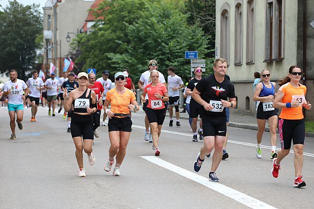 Grupa biegaczy uczestniczy w biegu ulicznym podczas Jarmarku św. Jakuba.