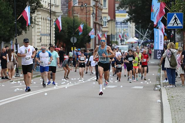 Biegacze biorący udział w ulicznym biegu św. Jakuba.