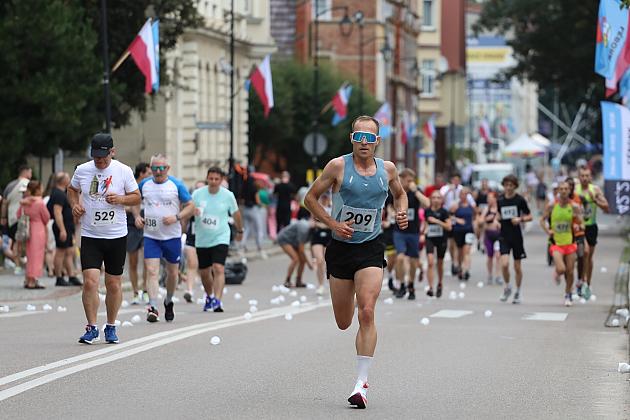 Biegacze biorący udział w ulicznym Biegu św. Jakuba.