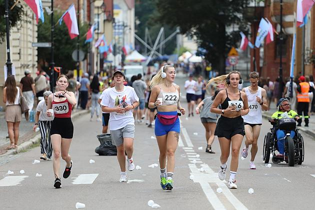 Grupa biegaczy rywalizująca na ulicy podczas Biegu Jakubowego.