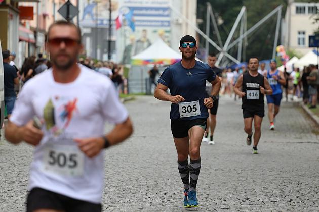 Biegacze z numerami startowymi podczas Biegu Jakubowego.