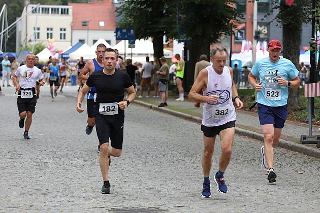 Biegacze rywalizujący w biegu ulicznym podczas Jarmarku św. Jakuba.