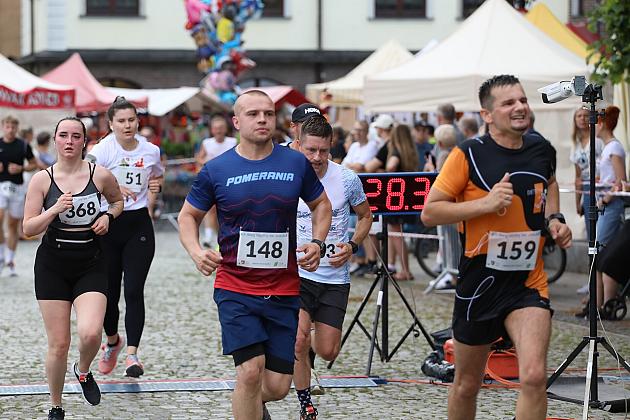 Biegacze z numerami startowymi na trasie biegu podczas Jarmarku św. Jakuba.