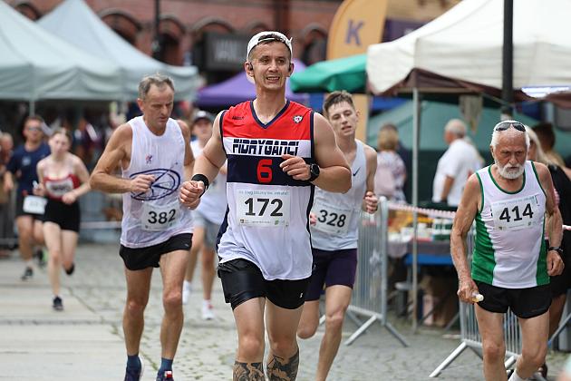 Biegacze z numerami startowymi rywalizują w biegu podczas Jarmarku św. Jakuba.