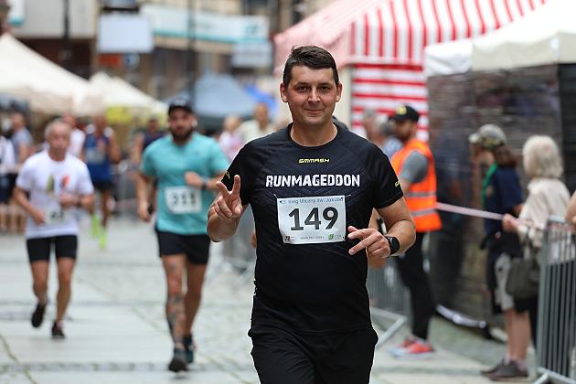 Uśmiechnięty biegacz z numerem 149 na Jarmarku św. Jakuba.