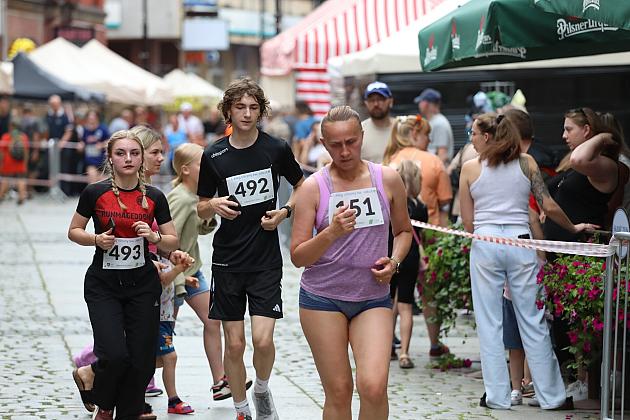 Biegacze rywalizujący w biegu ulicznym podczas Jarmarku św. Jakuba.