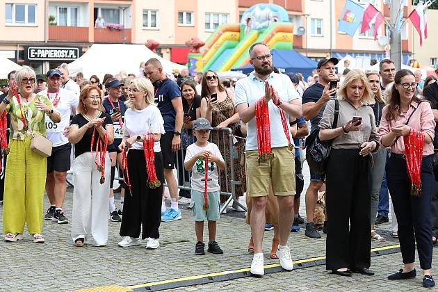 Uśmiechnięta publiczność oklaskuje wydarzenia na Jarmarku św. Jakuba.