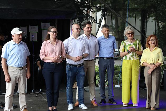 Grupa osób na scenie podczas inauguracji Jarmarku św. Jakuba.