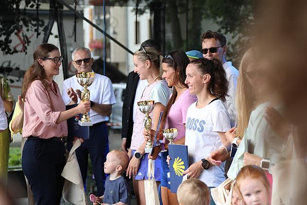 Uśmiechnięci ludzie rozmawiają i bawią się na Jarmarku św. Jakuba.