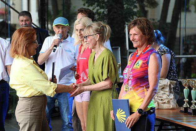 Wręczenie nagród i gratulacje na scenie Jarmarku św. Jakuba.