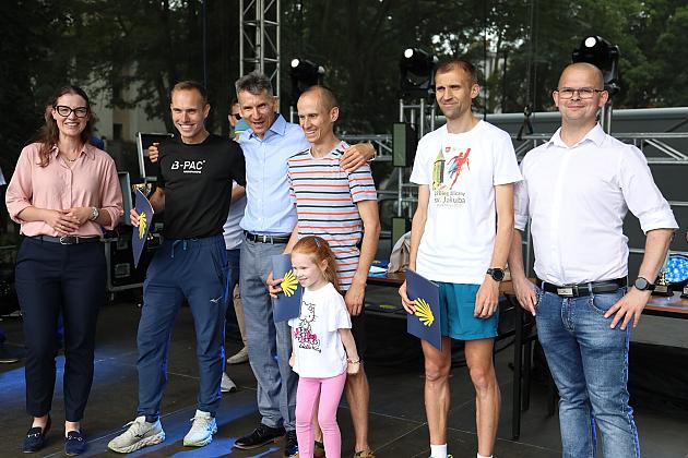 Grupa ludzi pozuje do wspólnego zdjęcia na Jarmarku św. Jakuba.