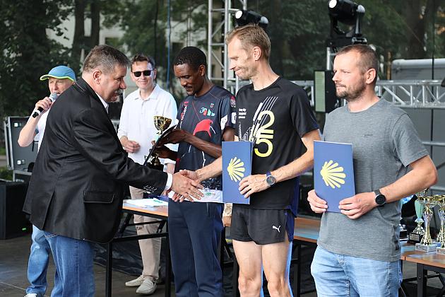 Wręczenie dyplomów na scenie podczas Jarmarku św. Jakuba.