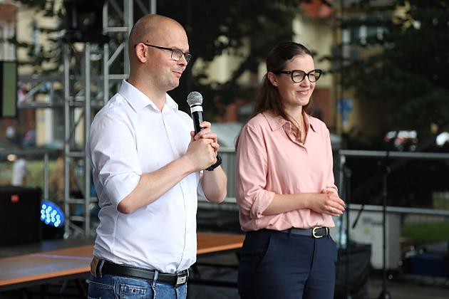 Kobieta i mężczyzna z mikrofonem prowadzący Jarmark św. Jakuba.
