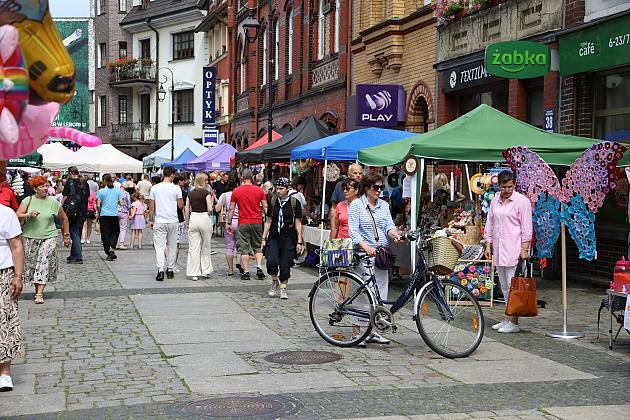Ludzie spacerują wśród kolorowych stoisk na Jarmarku św. Jakuba.