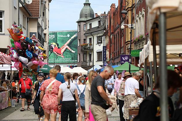 Tłum spacerowiczów i stoiska handlowe na Jarmarku św. Jakuba.