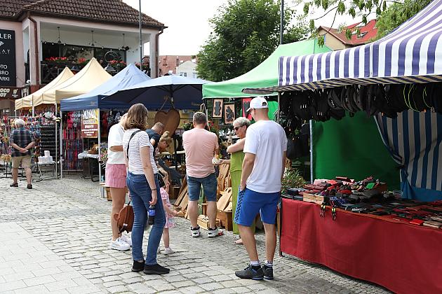 Ludzie odwiedzający kolorowe stragany na Jarmarku św. Jakuba.