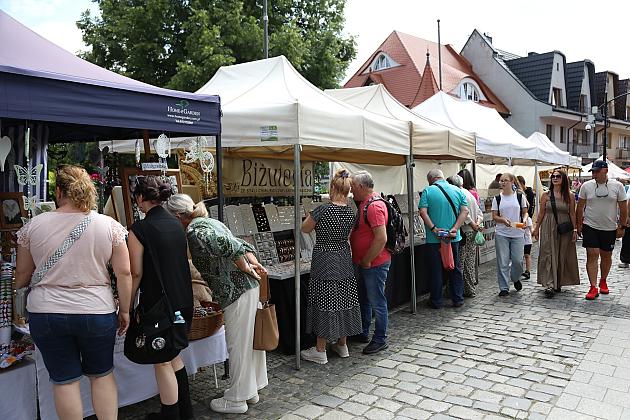 Ludzie odwiedzający stoiska handlowe na Jarmarku św. Jakuba.