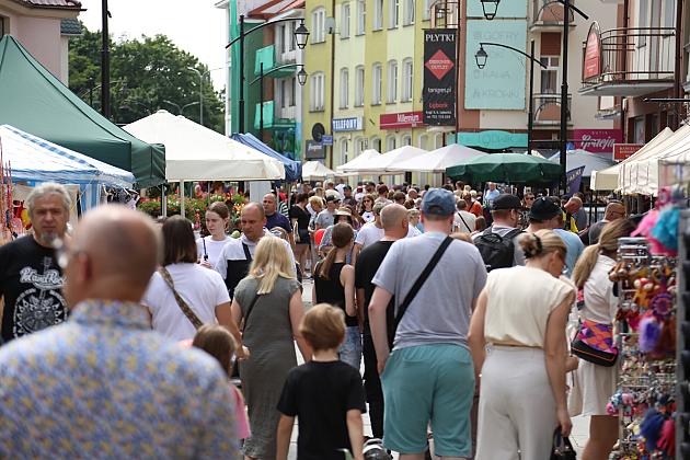 Tłum ludzi spaceruje między straganami na Jarmarku św. Jakuba.