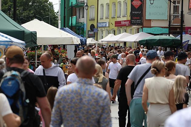 Tłum ludzi spacerujący pomiędzy straganami na Jarmarku św. Jakuba.