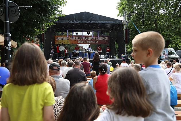 Publiczność ogląda występ na scenie plenerowej podczas Jarmarku św. Jakuba.