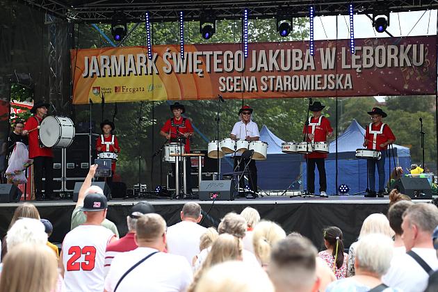 Pokaz kulinarny na scenie podczas Jarmarku św. Jakuba przed publicznością.