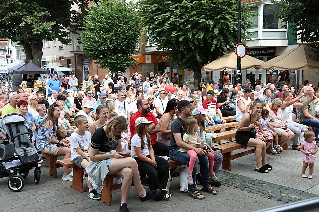 Tłum ludzi siedzących na ławkach podczas Jarmarku św. Jakuba.