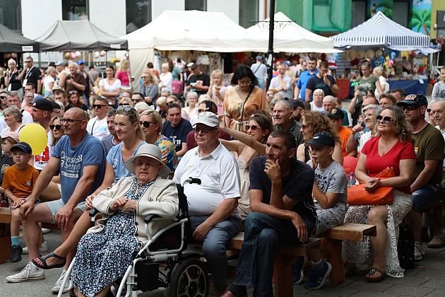 Tłum ludzi siedzący na ławkach podczas Jarmarku św. Jakuba.