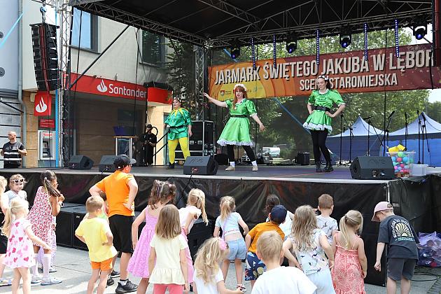 Artyści występują na scenie przed dziećmi podczas Jarmarku św. Jakuba.