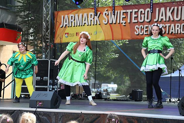 Występ artystek w zielonych strojach na scenie Jarmarku Świętego Jakuba.