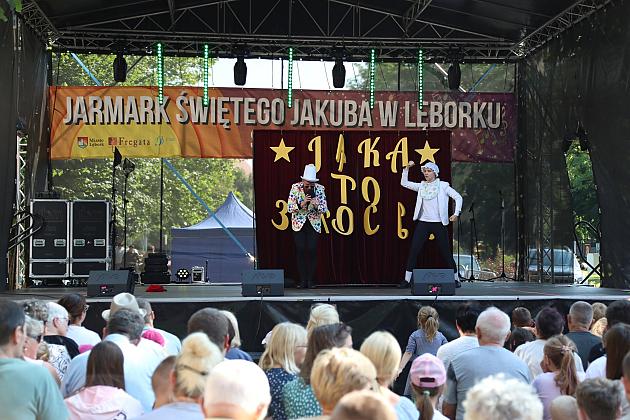 Przedstawienie teatru ulicznego na scenie podczas Jarmarku św. Jakuba.