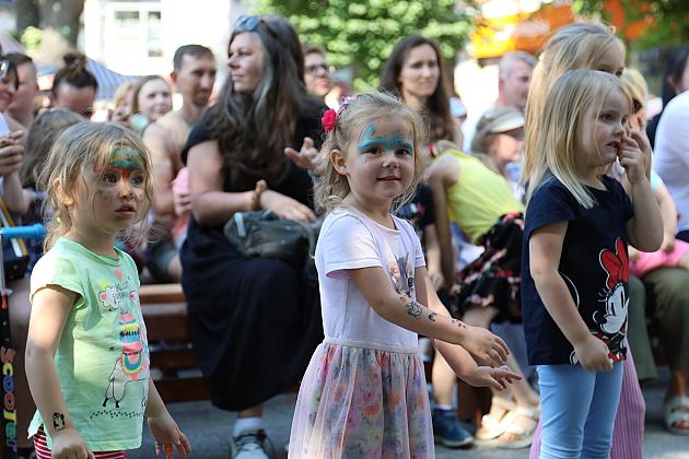 Dzieci z pomalowanymi twarzami bawią się na Jarmarku św. Jakuba.