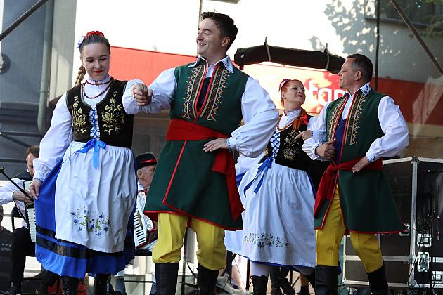 Tancerze w strojach ludowych występują na scenie podczas Jarmarku św. Jakuba.