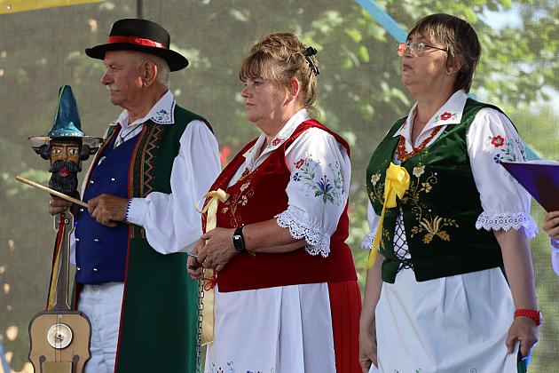 Uczestnicy w tradycyjnych strojach ludowych na Jarmarku św. Jakuba.