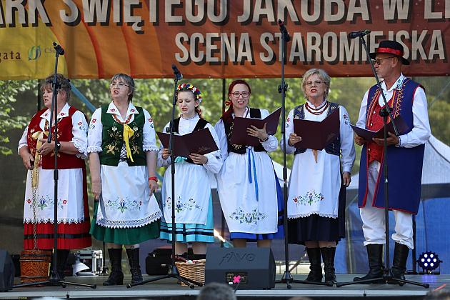 Występ zespołu folklorystycznego w strojach ludowych na scenie Jarmarku św. Jakuba.