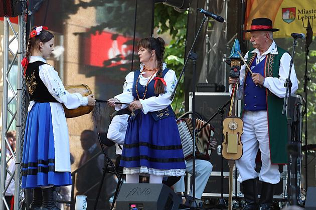 Występ zespołu w strojach ludowych na scenie Jarmarku św. Jakuba.
