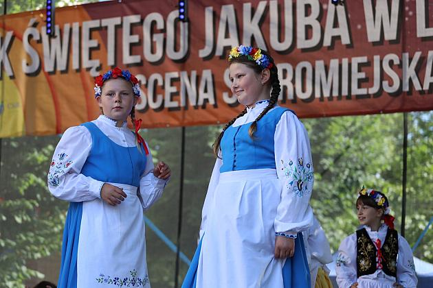 Występ artystek w tradycyjnych strojach ludowych na scenie Jarmarku św. Jakuba.