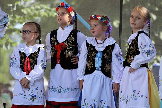Dzieci w polskich strojach ludowych występują na Jarmarku św. Jakuba.
