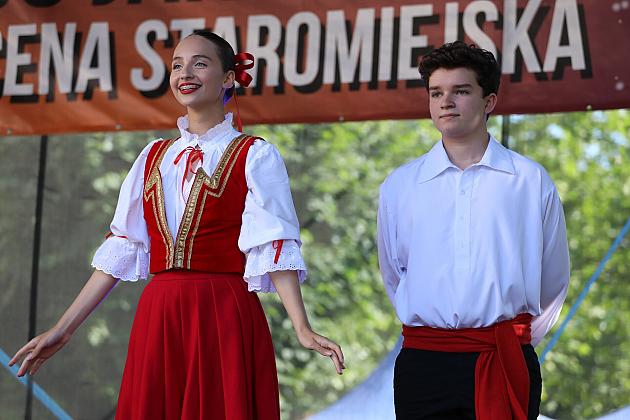 Para w polskich strojach ludowych na Scenie Staromiejskiej.
