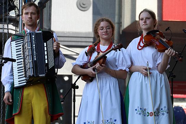 Muzycy w strojach ludowych grający na Jarmarku św. Jakuba.