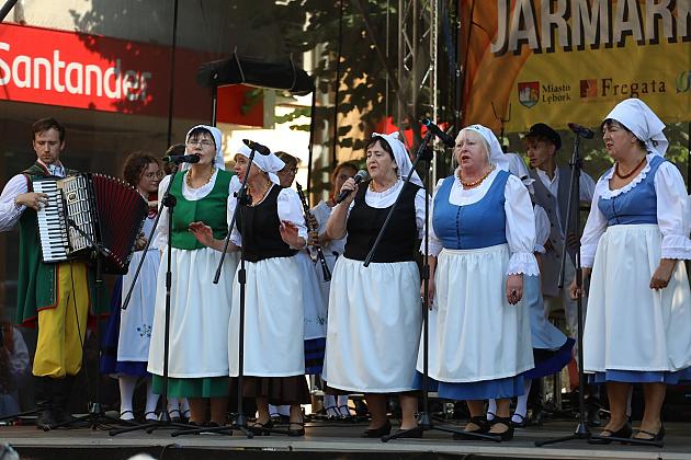 Kobiety w strojach ludowych śpiewają na scenie podczas Jarmarku św. Jakuba.