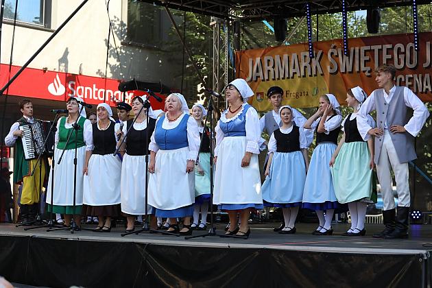 Zespół w strojach ludowych występuje na scenie Jarmarku św. Jakuba.