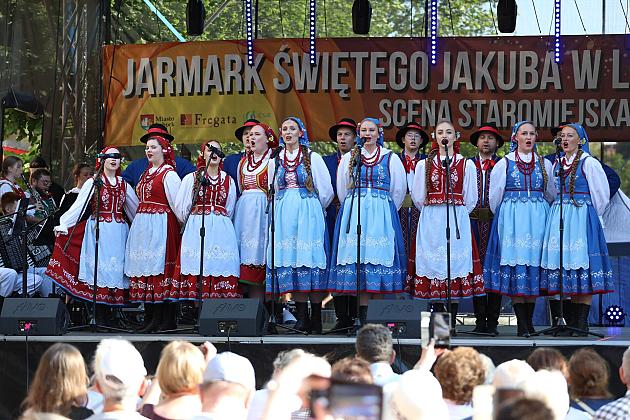 Zespół ludowy śpiewa na scenie podczas Jarmarku św. Jakuba.
