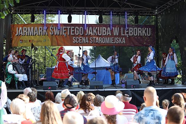 Występ zespołu ludowego na scenie Jarmarku św. Jakuba w Lęborku przed publicznością.