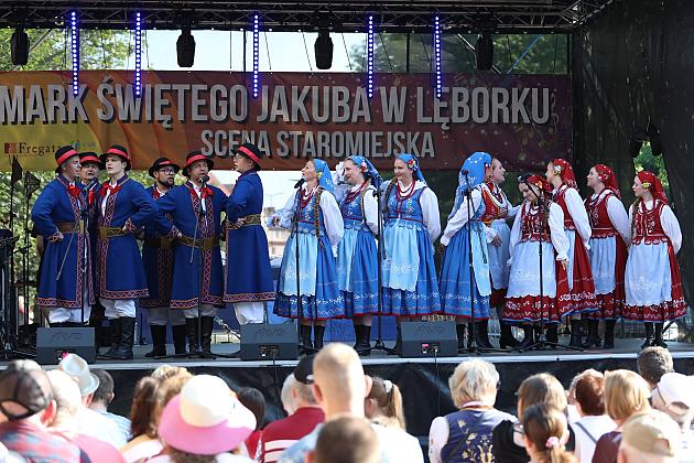 Występ zespołu folklorystycznego na scenie podczas Jarmarku św. Jakuba.
