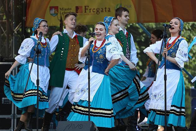 Zespół folklorystyczny śpiewa na scenie podczas Jarmarku św. Jakuba.