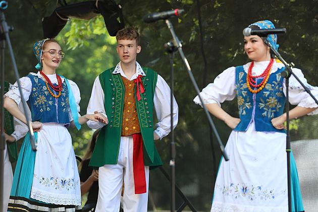Występ artystów w tradycyjnych strojach ludowych na jarmarku św. Jakuba.