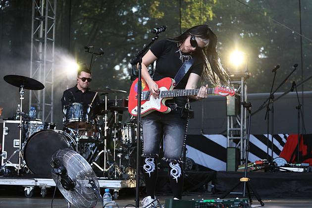Gitarzysta i perkusista grają koncert na scenie podczas Jarmarku św. Jakuba.