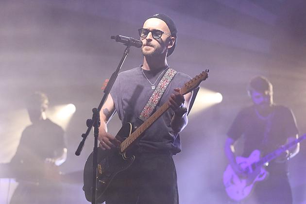 Wokalista gra na gitarze na scenie podczas Jarmarku św. Jakuba.